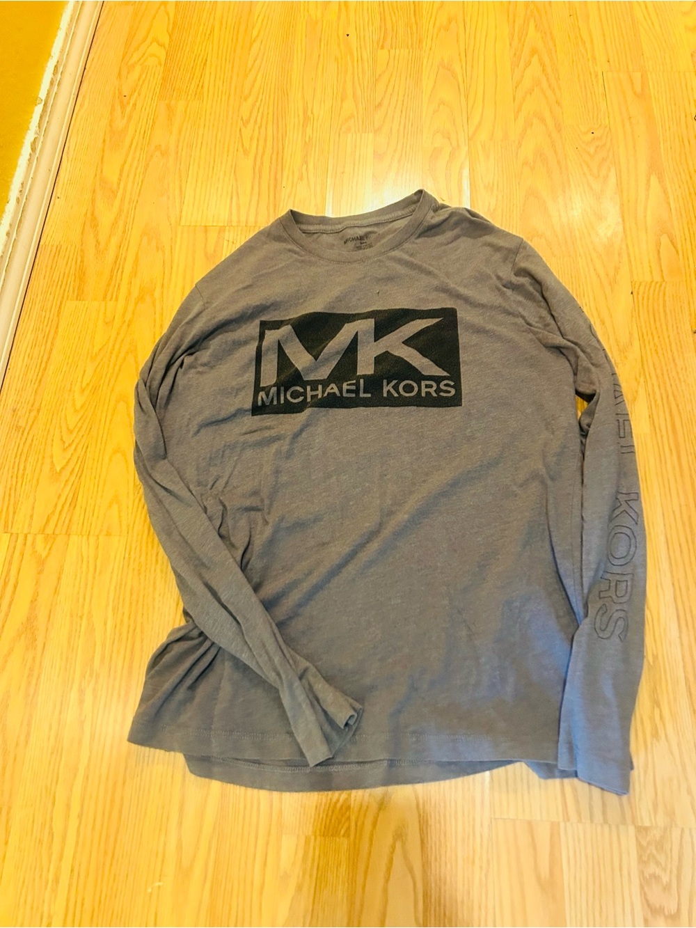 Michael Kors Men's Long-Sleeve Logo T-Shirt in Gray sz M